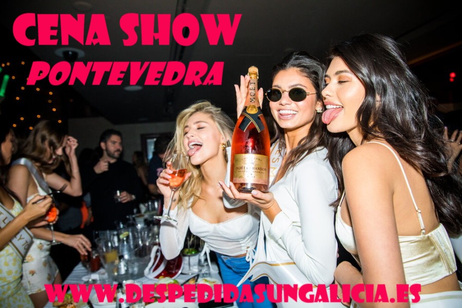 tres chicas en primer plano pasándoselo bien durante una cena despedida de soltera