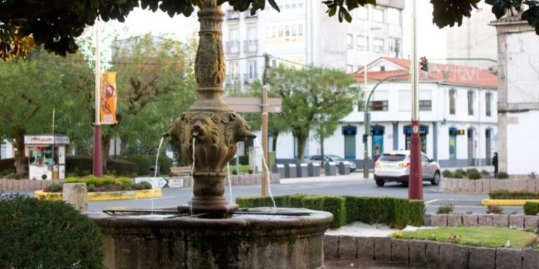 plaza principal del pueblo de Melide en Galicia