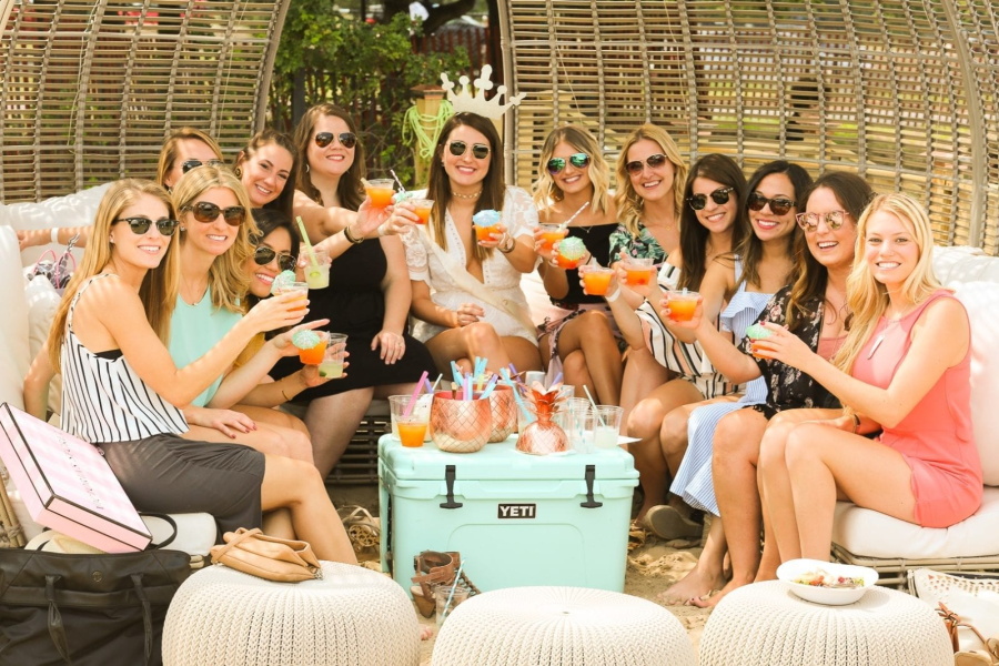 trece chicas sentadas disfrutando de un taller de coctelería en una despedida de soltera en Pontevedra